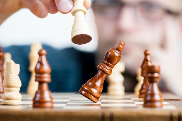 Jak zorganizować szachowe rozgrywki w pracy?