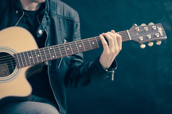 Magia dźwięku - jak wybrać pierwszą gitarę