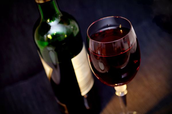 Sekrety sommelierów: jak wybrać idealne wino do posiłku
