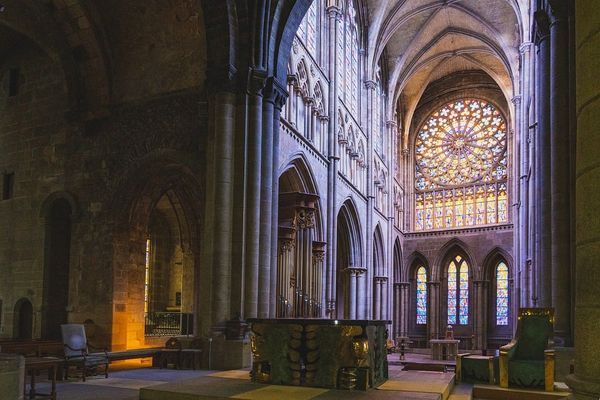 Od stroju do świec - jak wyposażyć kościół?