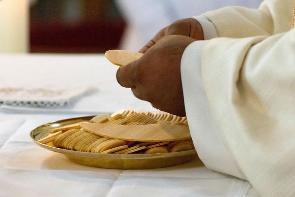Jak skomponować wyposażenie liturgiczne kościoła? Praktyczne wskazówki